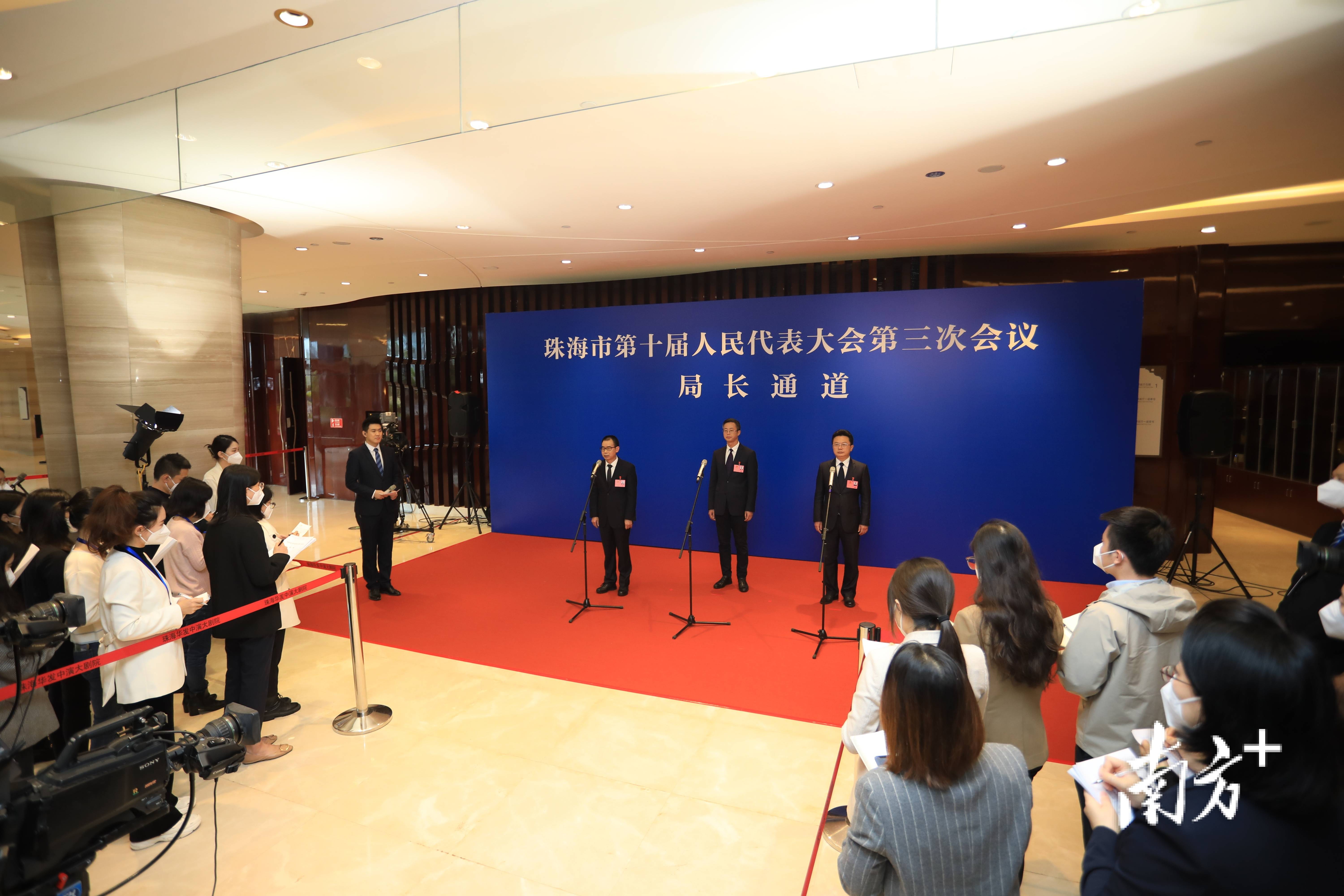 珠海市第十届人民代表大会第三次会议开幕,珠海市市长黄志豪作政府