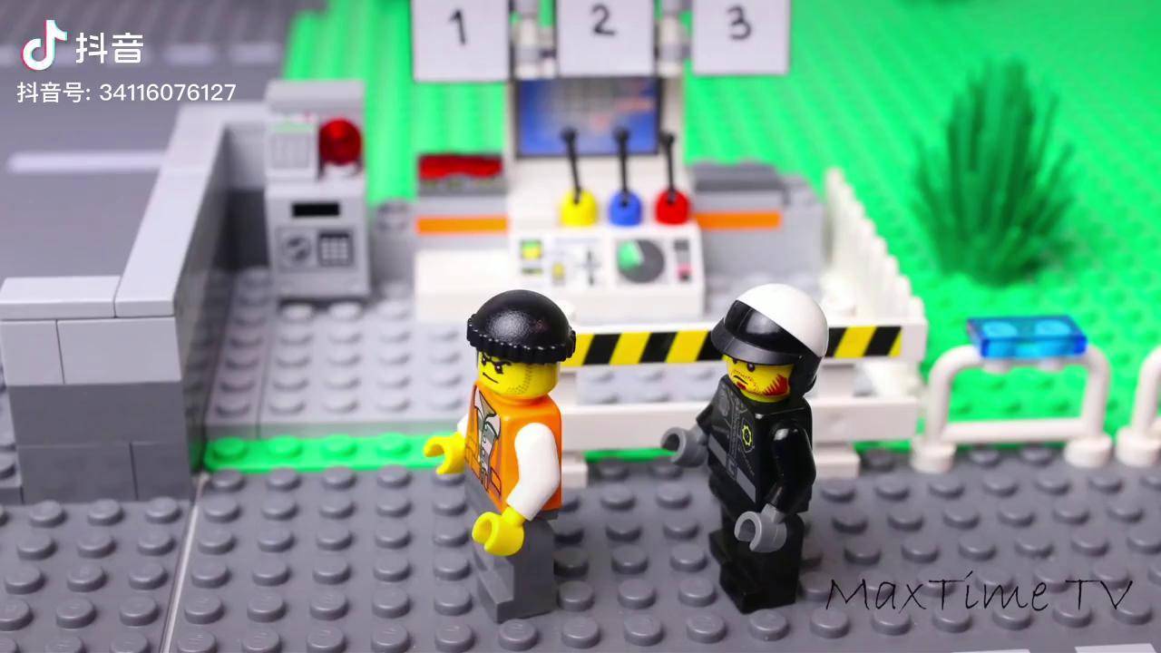 小黑跟警察分别组装超级战车进行比赛 乐高玩具视频