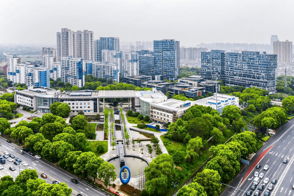 资金女性人才到智电汽车,新能源等产业领域企业从事科技创新工作,最