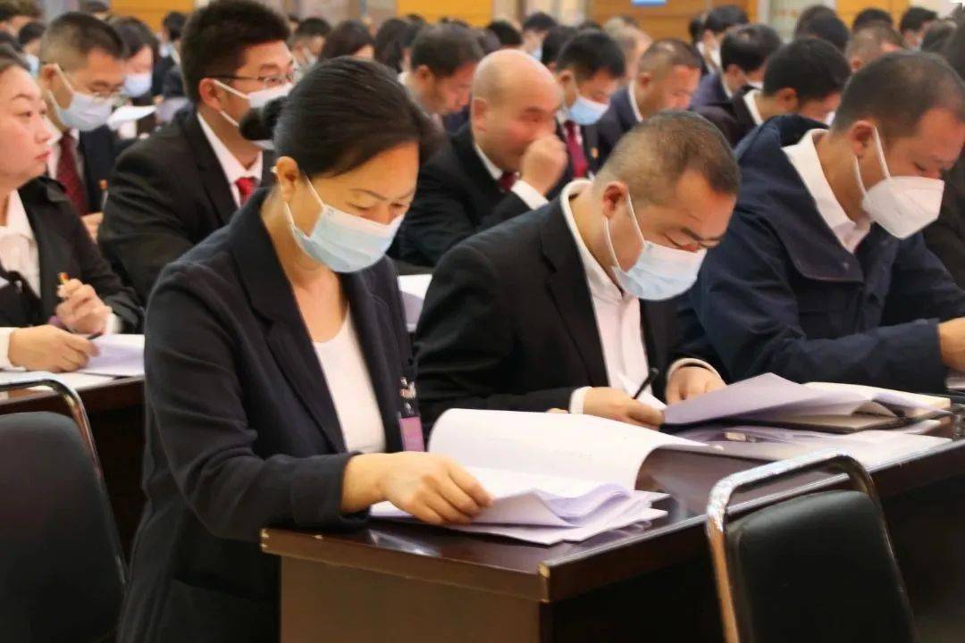 县委常委,县纪委书记,县监委主任李加华同志向全会报告工作县委书记