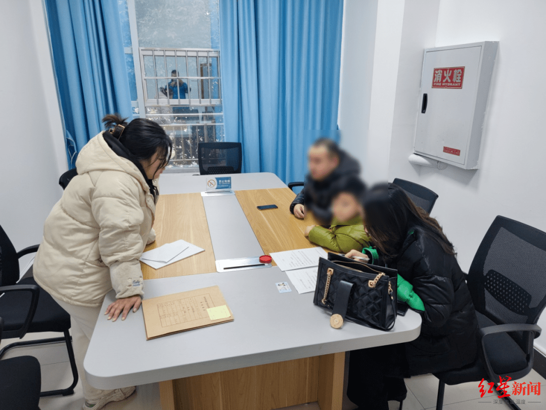 “老赖”欠债不还却送儿子读学费4万/年私立学校，学校发停学通知后主动还款_郑某_夫妇_廖家强