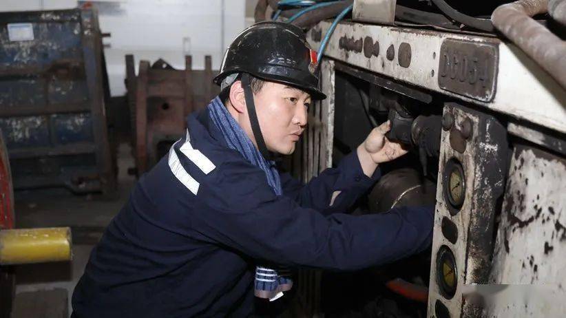 单轨吊的"啄木鸟医生"_刘程_工作服_问题