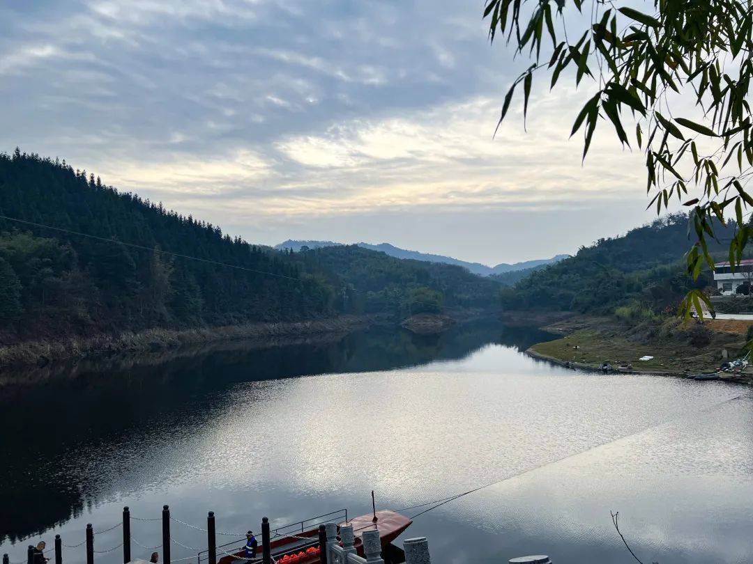 没想到吧,兴文有个渡口,就在._水库_步道_东风