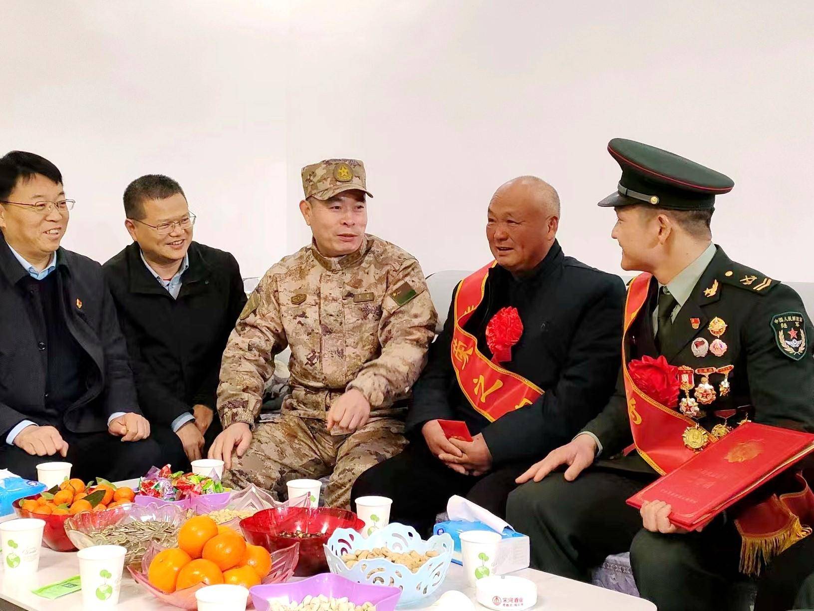 "咚咚咚,咚咚咚……"鹿邑县杨湖口镇大盛行政村小田庄锣鼓喧天,一片
