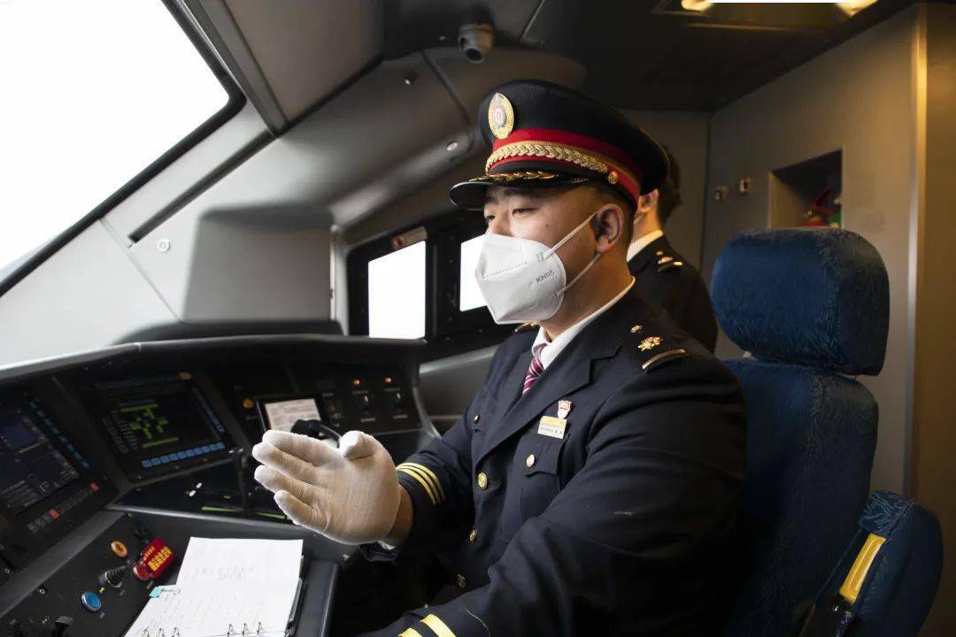 将前期支援货运的18名机车乘务员调转回客运,超前做好教育培训等工作