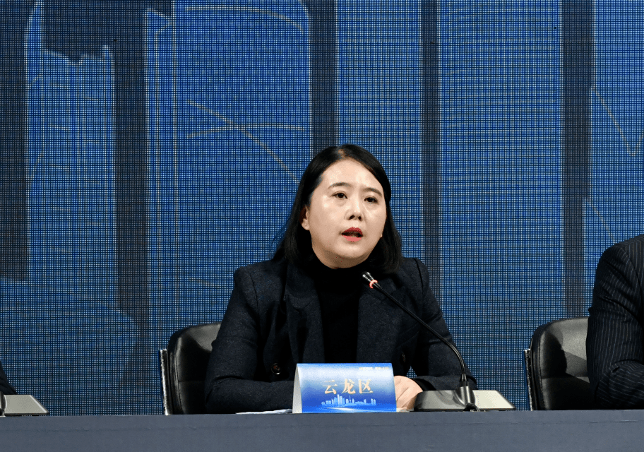 徐州市云龙区区长陈婕为此,去年开始,政府部门已经将小区出入口垫高