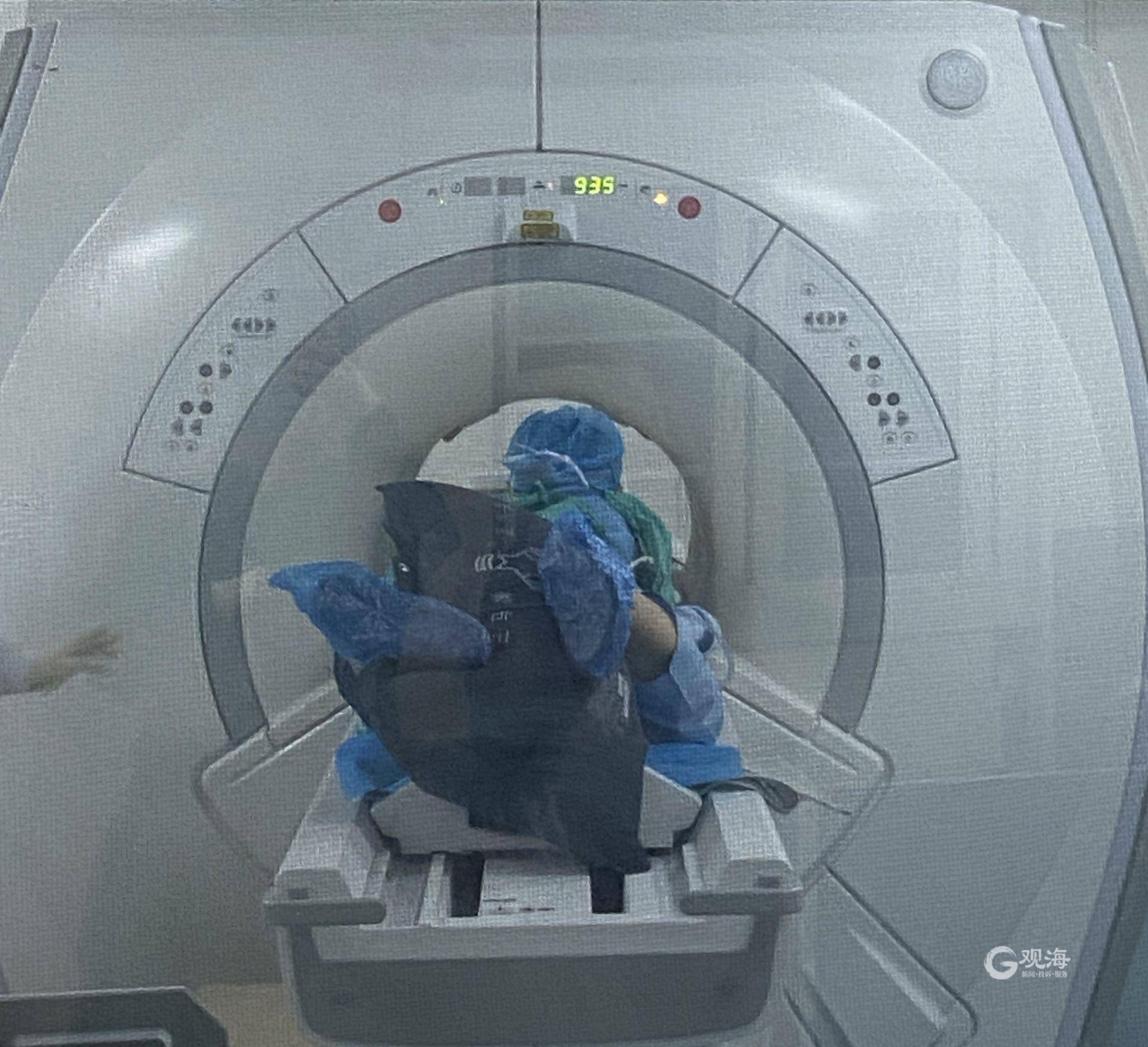 为帮早产宝宝做核磁共振,青岛医生高难度"俯卧撑"坚持20分钟_检查