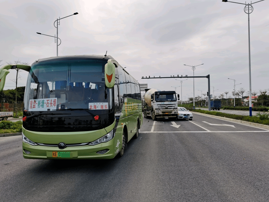 事发向海大道!三车连环相撞!_北海市_路口_前车