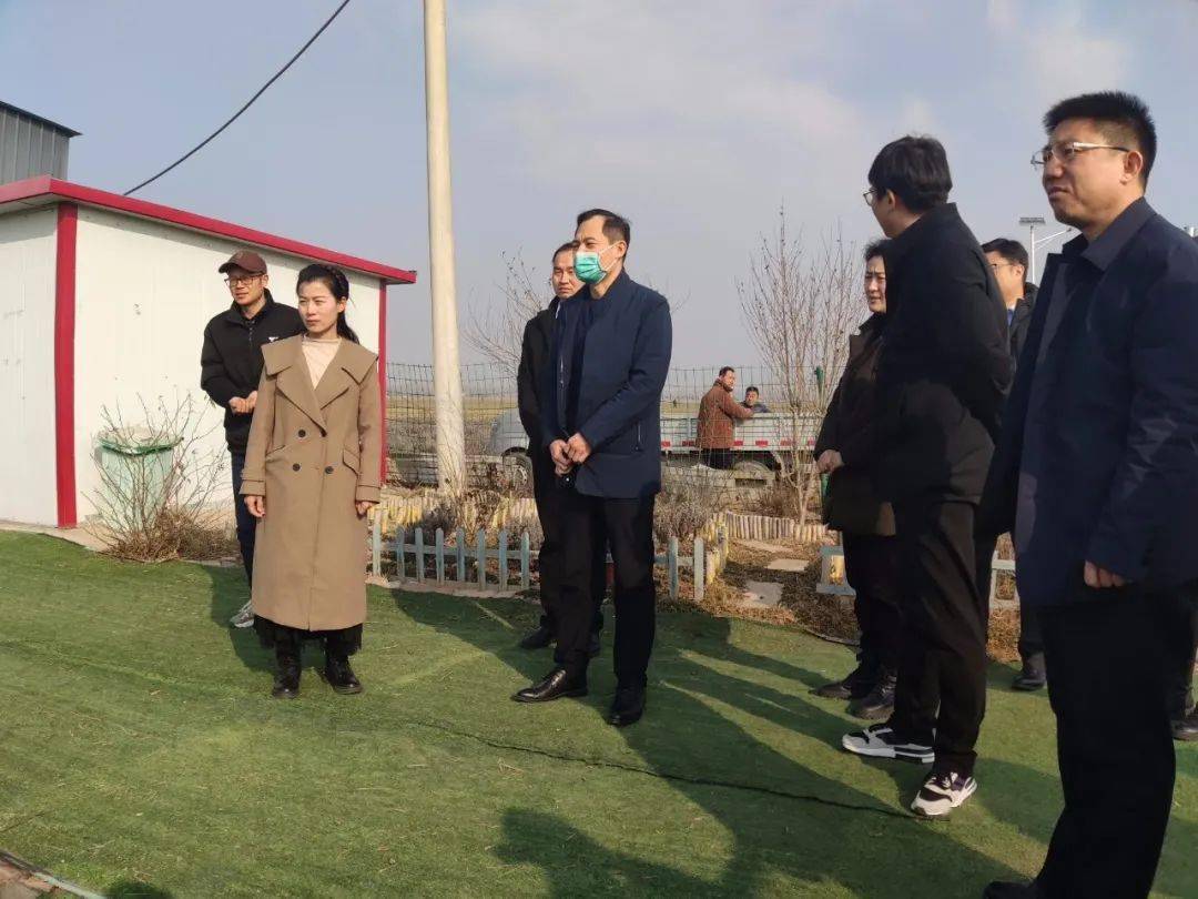 在滑县焦虎镇玫瑰种植基地,返乡创业青年邓莹莹介绍了当前销售产品