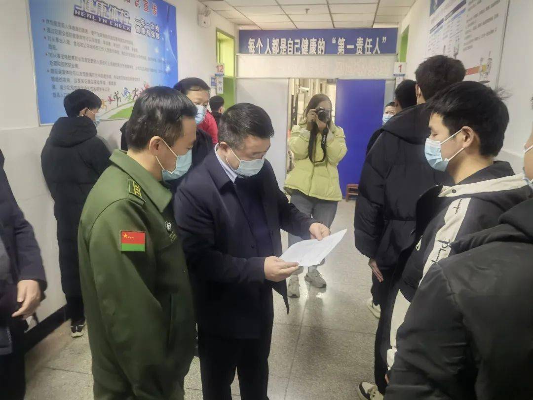 河南省舞阳县县长检查指导征兵体检工作_组织_青年_朱暑光