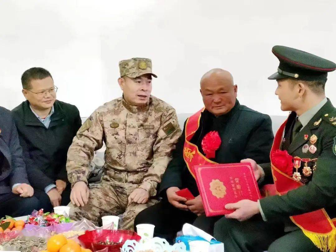 "河南省鹿邑县杨湖口镇大盛行政村小田庄锣鼓喧天一片欢腾,喜庆的鞭炮