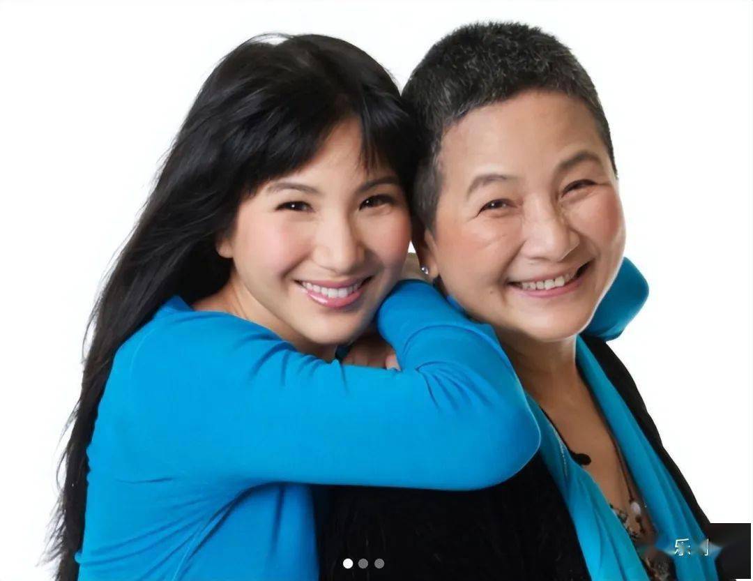 郑佩佩混血外孙2岁生日,越来越像非洲老爸,全家已移居国外生活_儿子