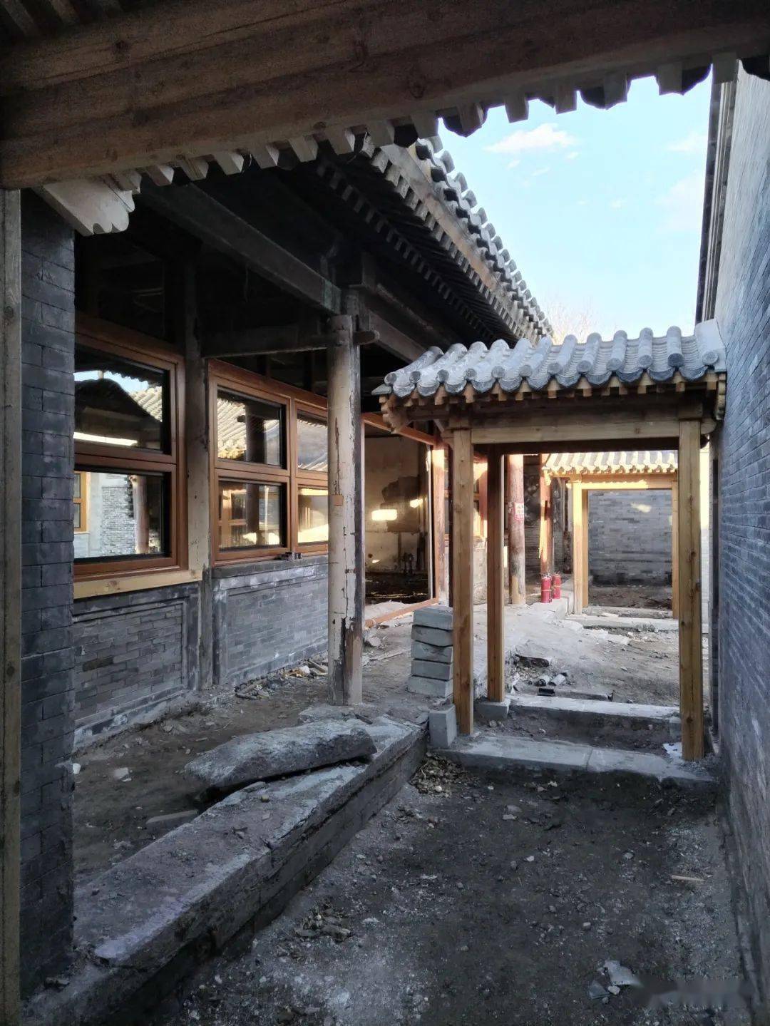 北京四合院营造公众号:四合院施工现场100例～胡同里的改造院_设计