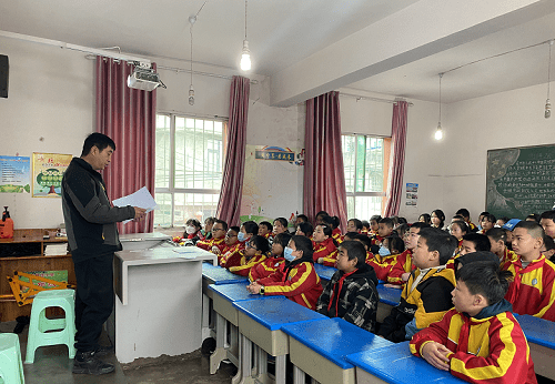 乌当区司法局关工委:法治宣传进校园 上好禁毒教育课_毒品_防毒_东风