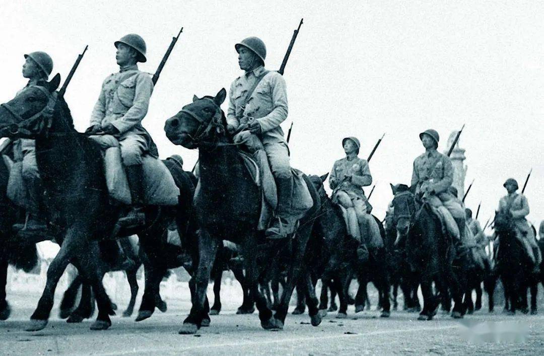 开国大典上身背三八式步枪的解放军骑兵1950年代初阅兵式上的解放军