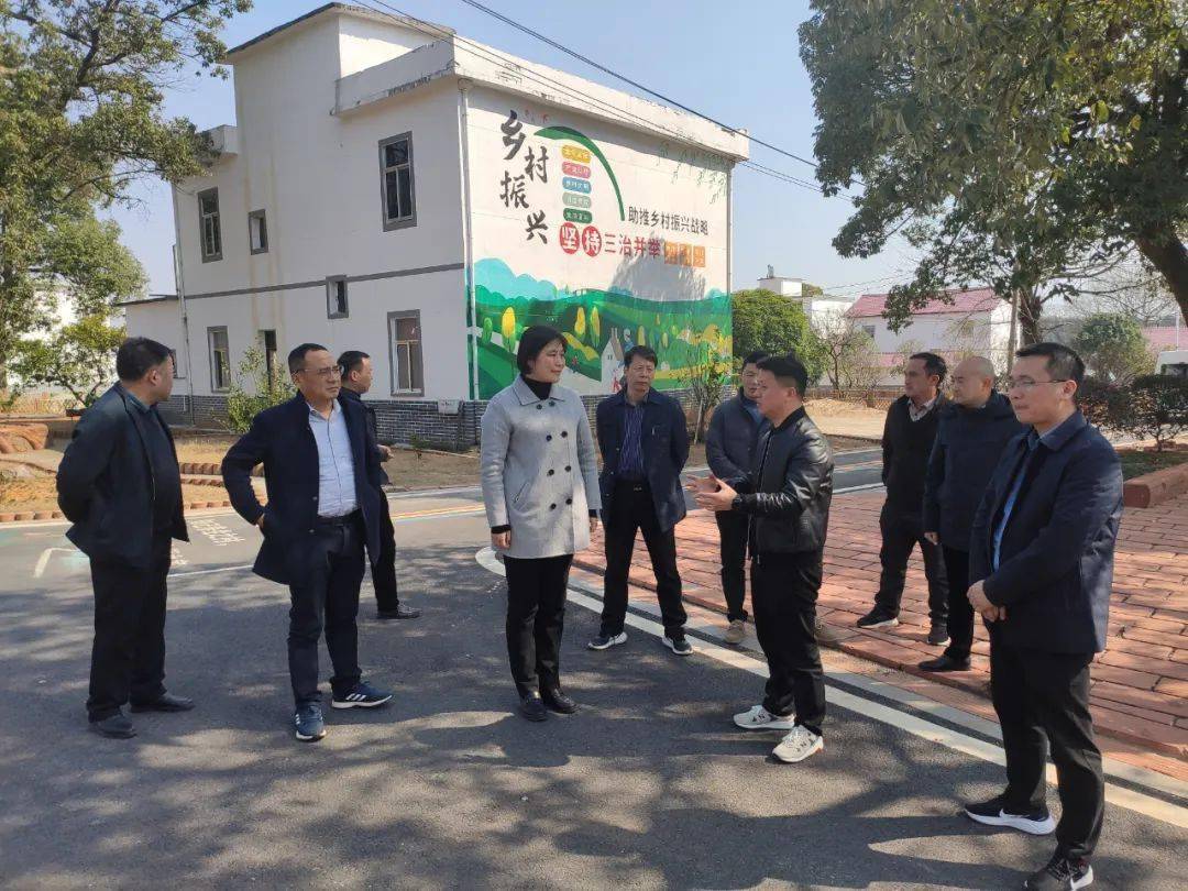 熊敏一行深入脱贫户和监测对象家中,详细了解了"两不愁三保障"情况,并