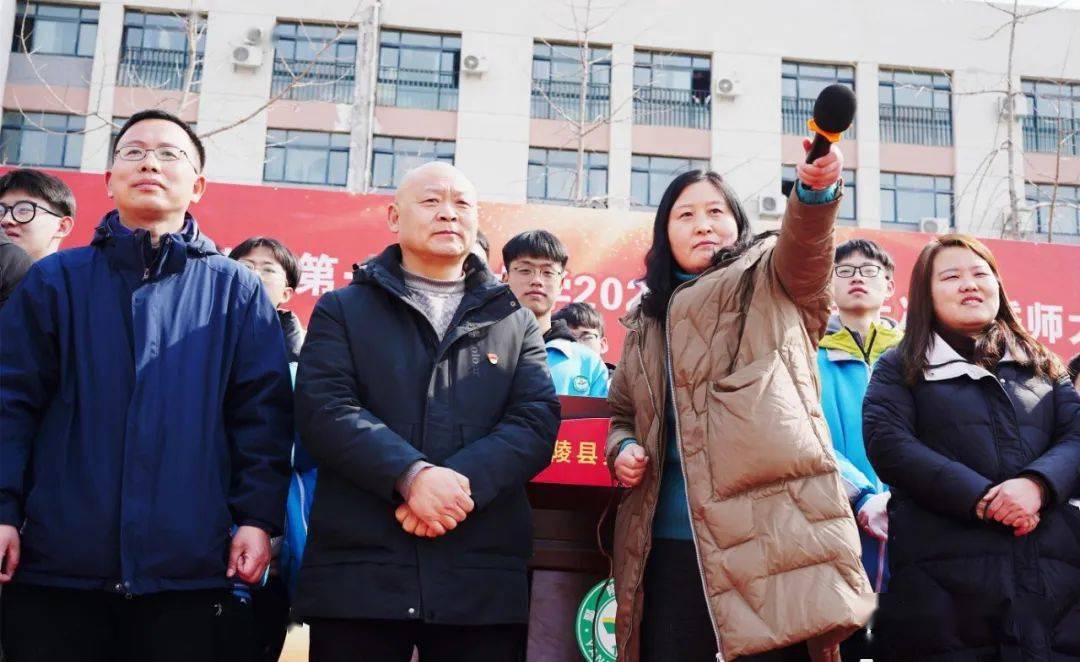 老师为学生加油励志专家狂龙老师作了"为梦想疯狂,让青春绽放"主题