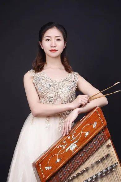 2月11日,古筝演奏家赵墨佳带领"廿一筝团",在42把古筝中同时演奏21把