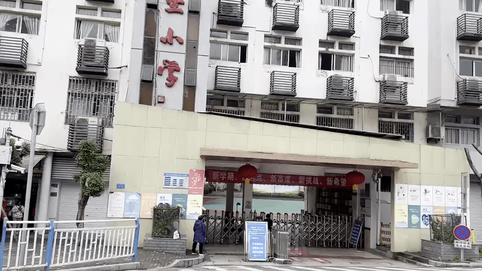 重庆市渝中区马家堡小学73考场附近有早餐店,文具店,便利店