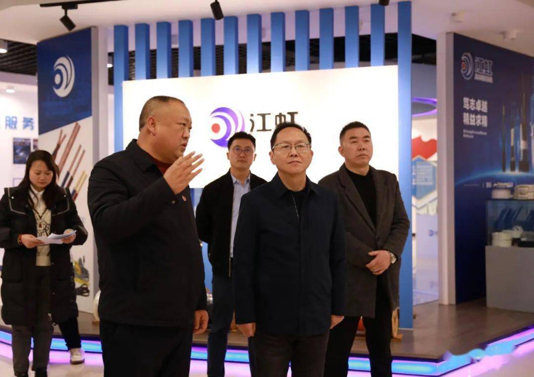 江油高新区管委会主任王成,市政府党组副书记李林,副市长王超,副市长