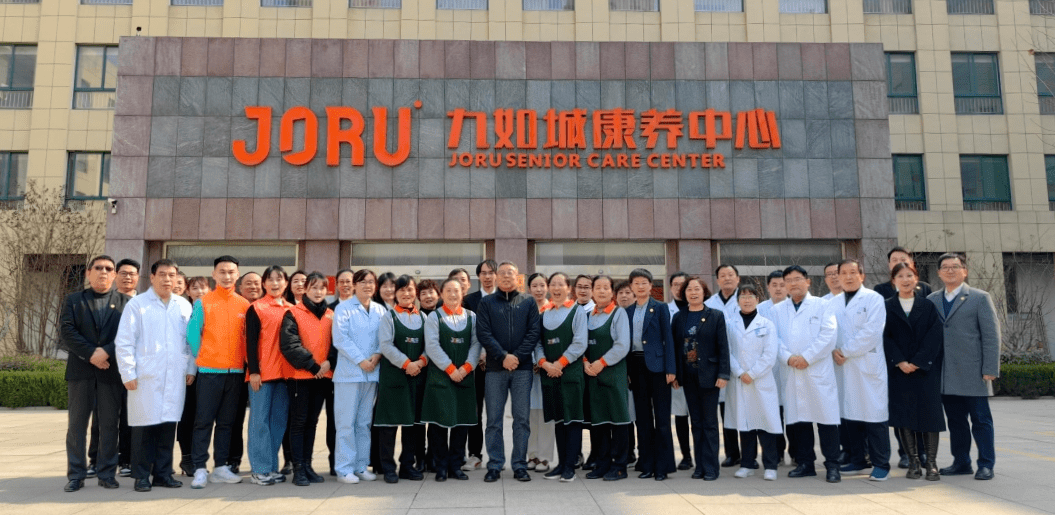 在九如城长清康养中心,一线工作人员听到谈董的到来,纷纷到院里迎接