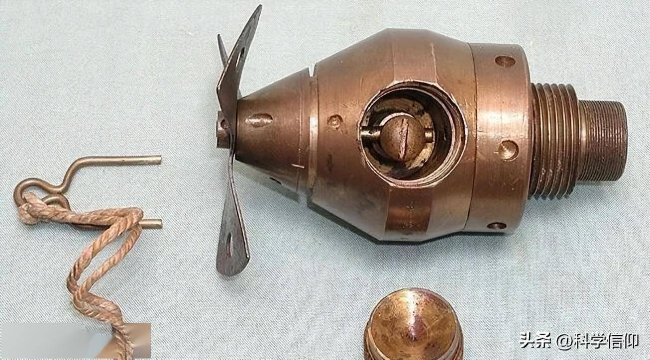 只要注意观察就会发现,在炸弹的尾部还有另一个小螺旋桨,这个螺旋桨是