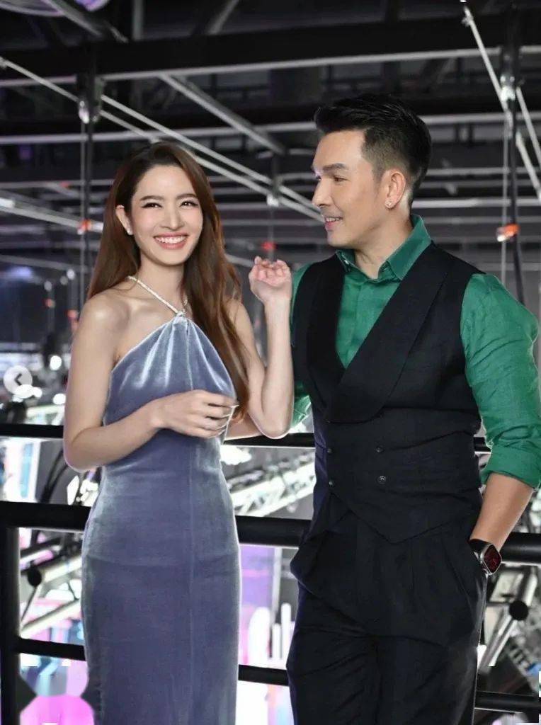 出道已久的女神 aff 身边自是"男人"无数,还一个比一个年轻!