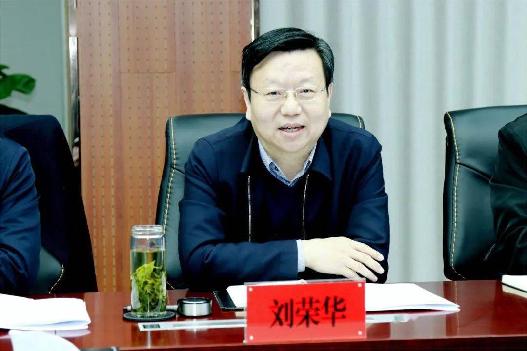 2月23日上午,市人大常委会主任刘荣华带领部分四级人大代表,就法院