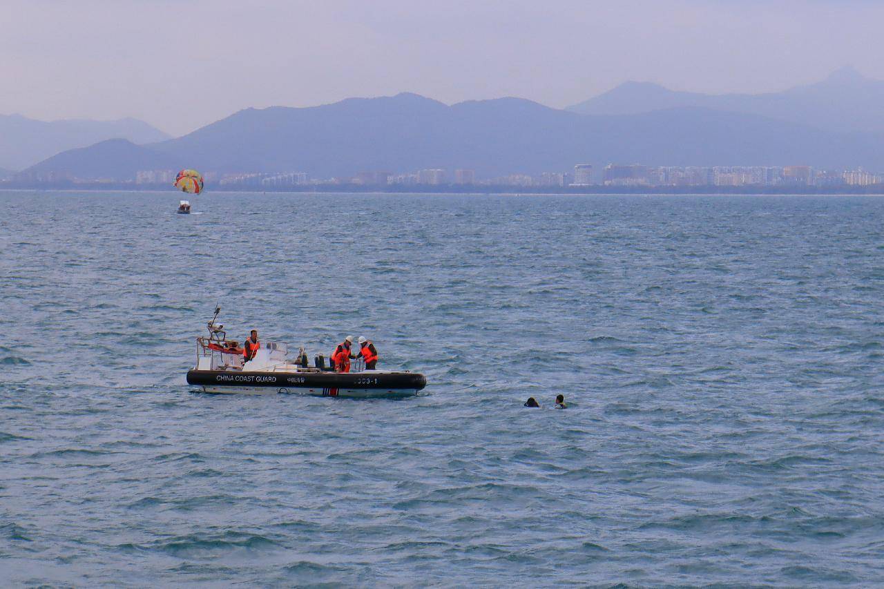 摩托艇“狂飙”遇险 海警一分钟救援