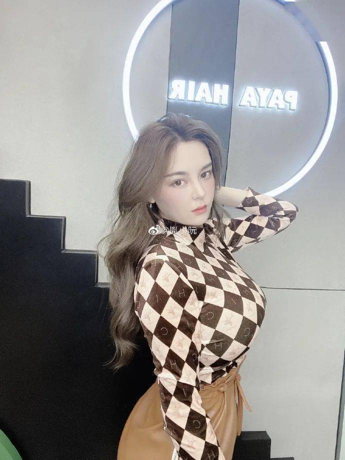 胤小阮▼更被网友称作是"微胖版张雨绮"因出色的身材和长相爆红网络而