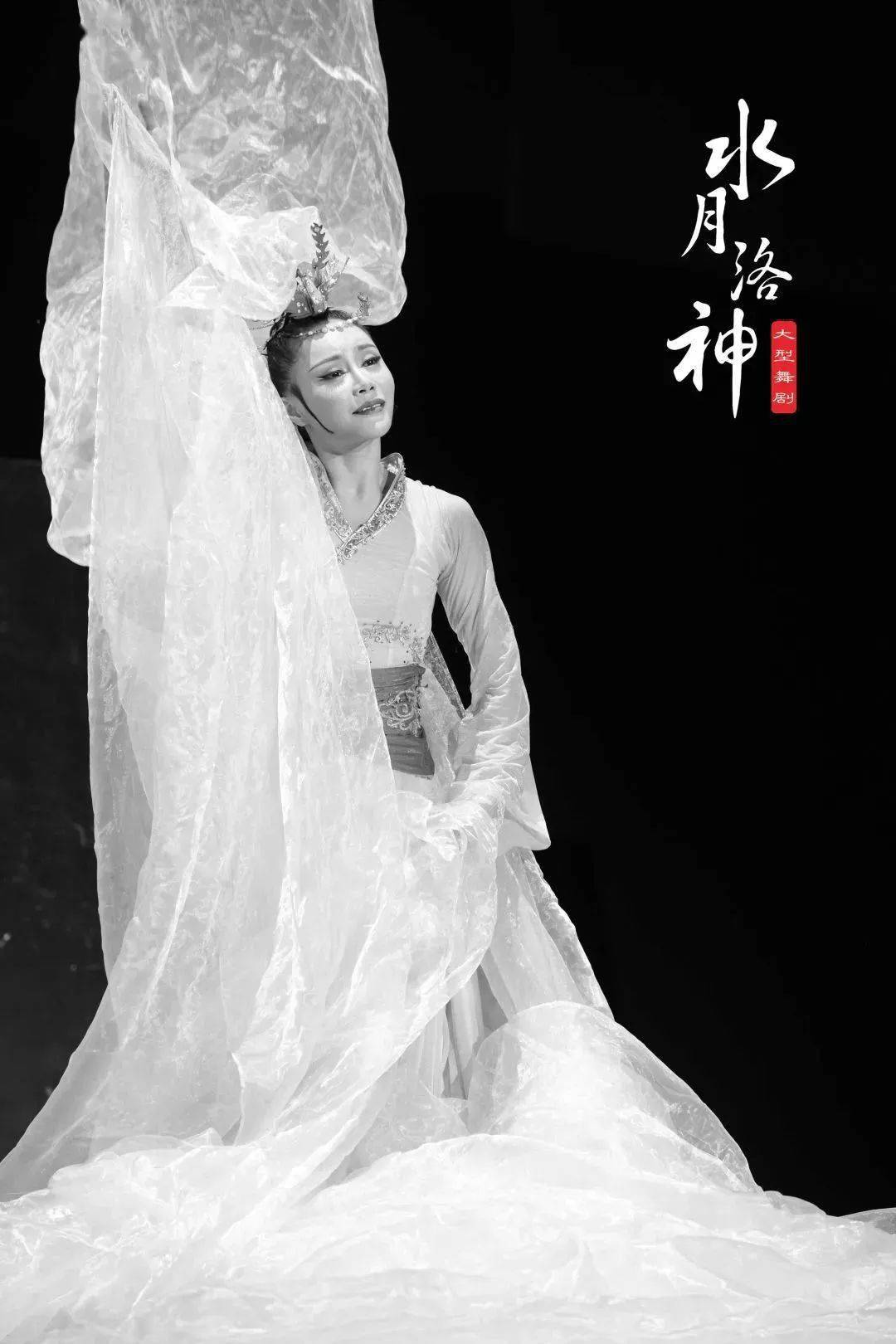 一尺白绫下深宫冷月中面临被放逐的命运