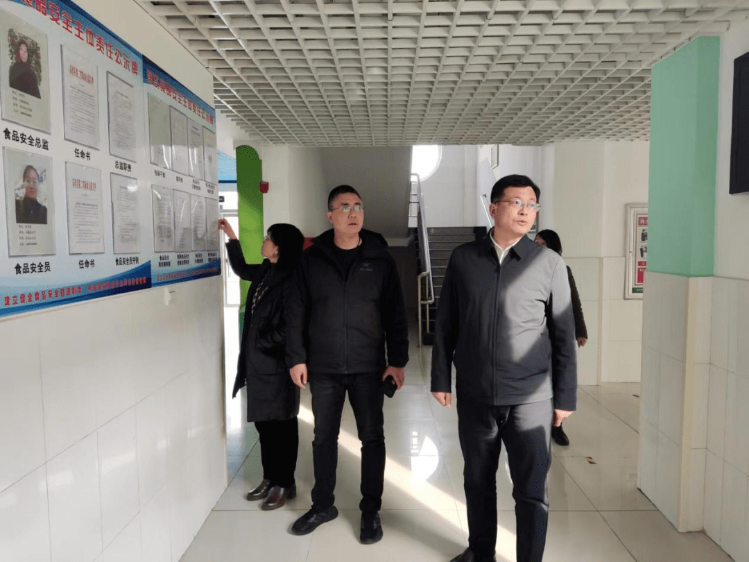 县委常委,办公室主任冯斌对高青双语学校,高青燕园国际学校进行现场