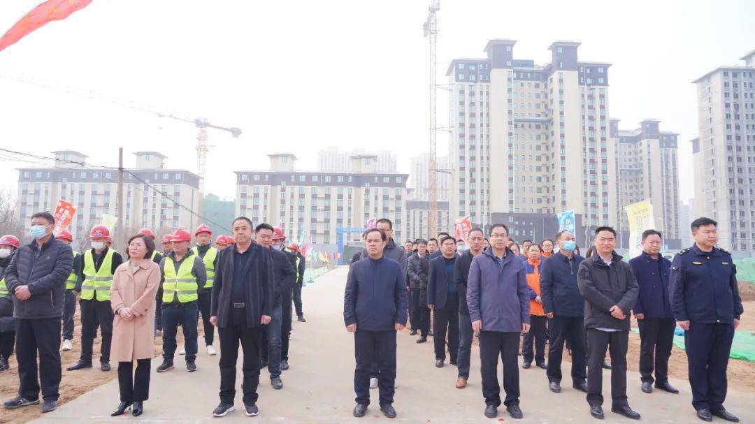 县委副书记程科峰代表县委,县政府对第四小学的开工建设表示祝贺.