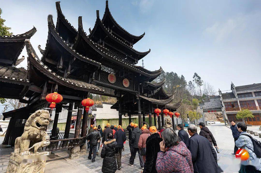 2月25日,和煦春风伴着明媚的阳光,花垣县边城镇茶峒景区迎来浙江,江西