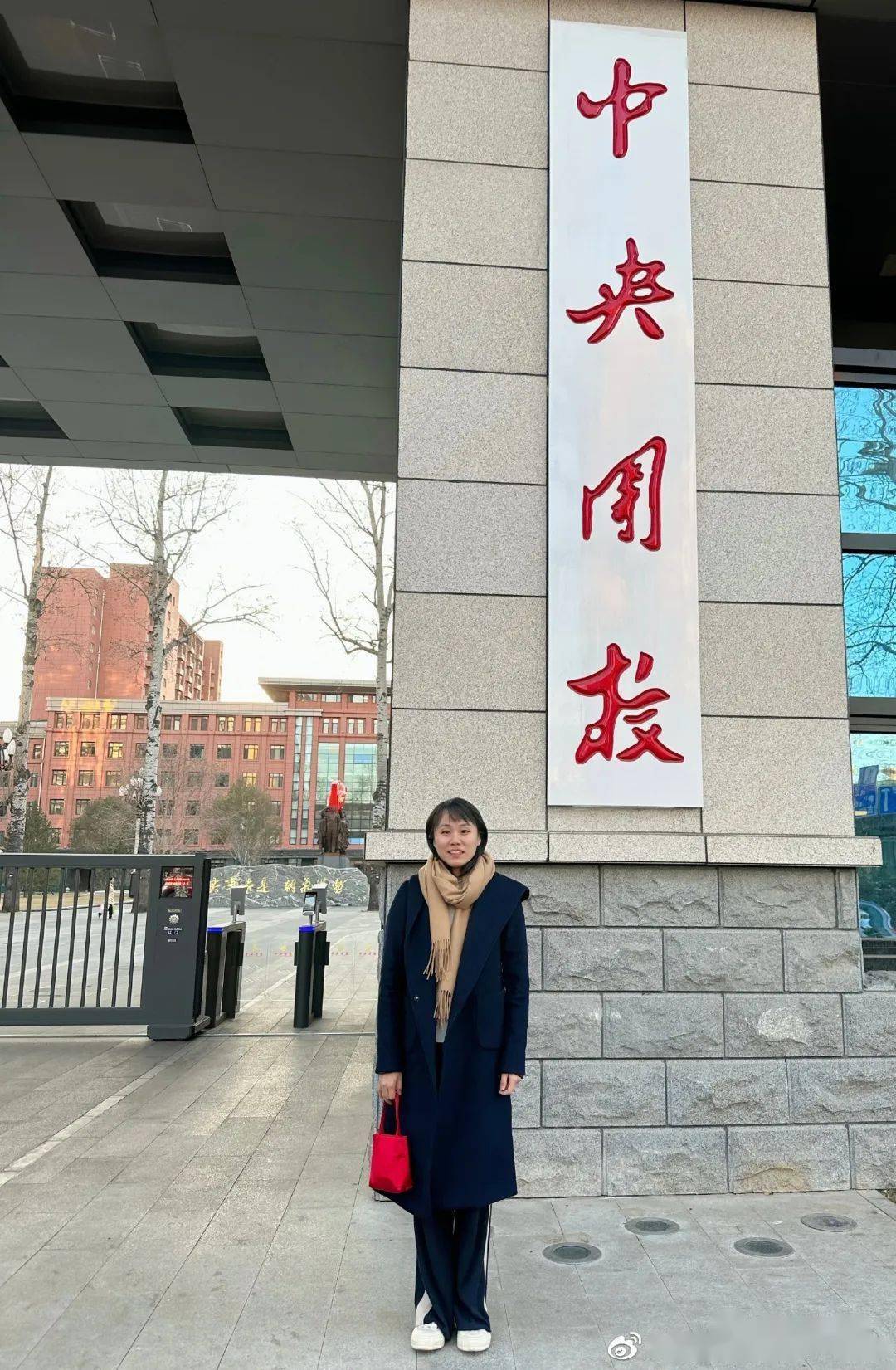 女双奥运冠军晒一家三口幸福合影,进中央团校进修仕途越走越顺!