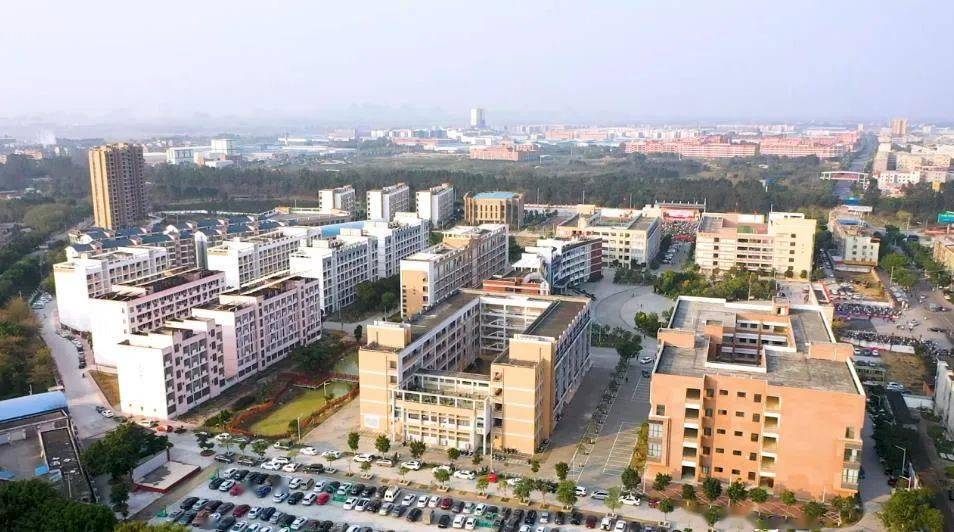 家长贵港市达开高级中学2023届学生当天上午八点半进入成人行列以自信