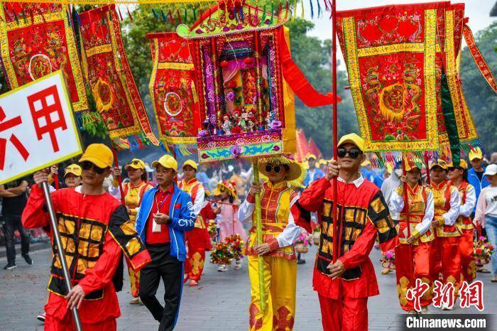 海口公众"拆军巡游"闹军坡 祭祀“岭南圣母”冼夫人