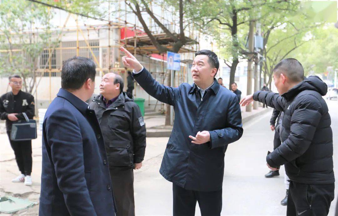 在黄州区全民健身中心,铝业社区铝厂宿舍示范片区项目建设现场,陈风实