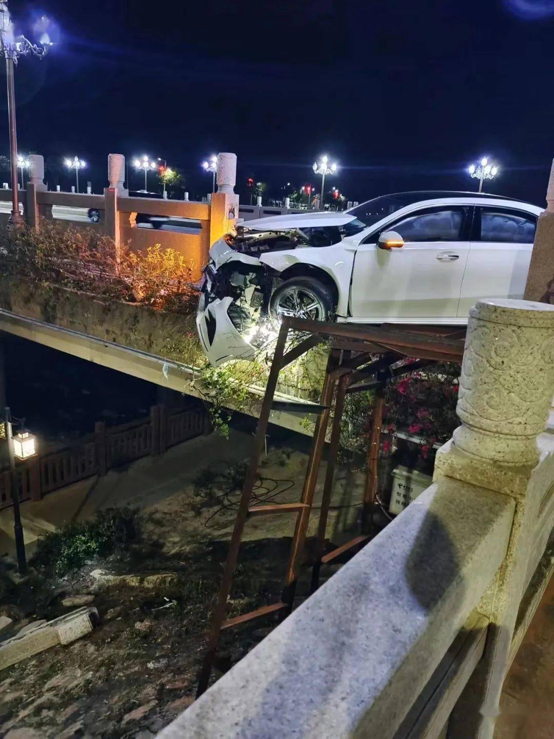 从拍摄的现场照片可见,这辆小车受损严重,车