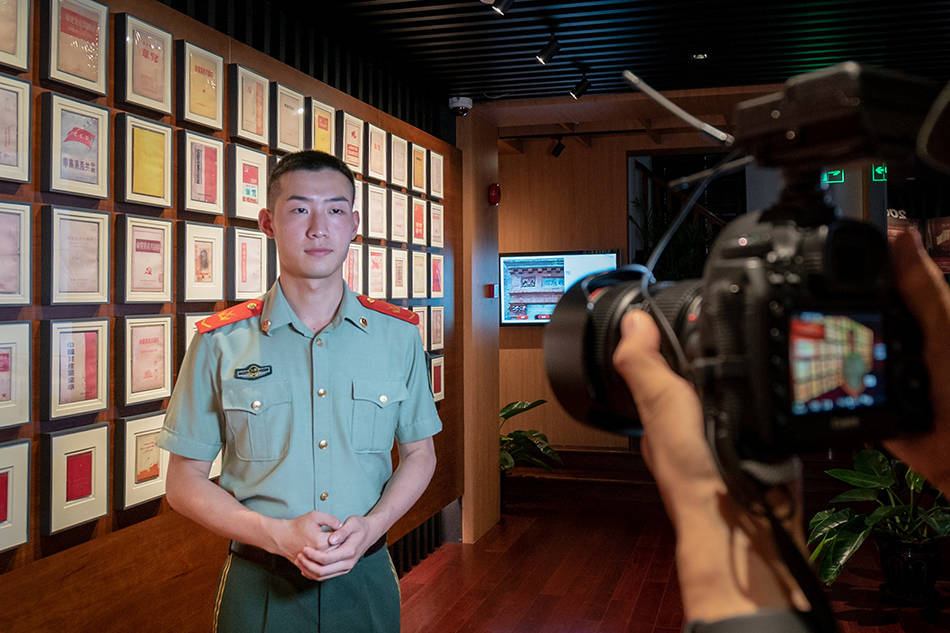 在上海,他们谱写新时代"霓虹灯下的哨兵"新荣光_李昊杰_党史_回信