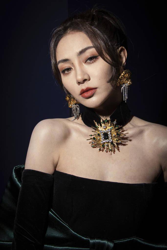 谢可寅巴黎时装周首秀美上热搜 穿上丝绒礼服宛如高贵公主_balmain