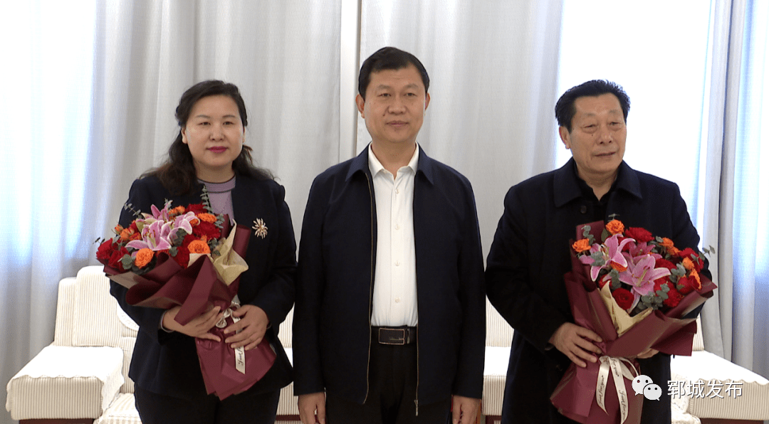 姜凌刚首先向赴京参会的全国人大代表表示祝贺.