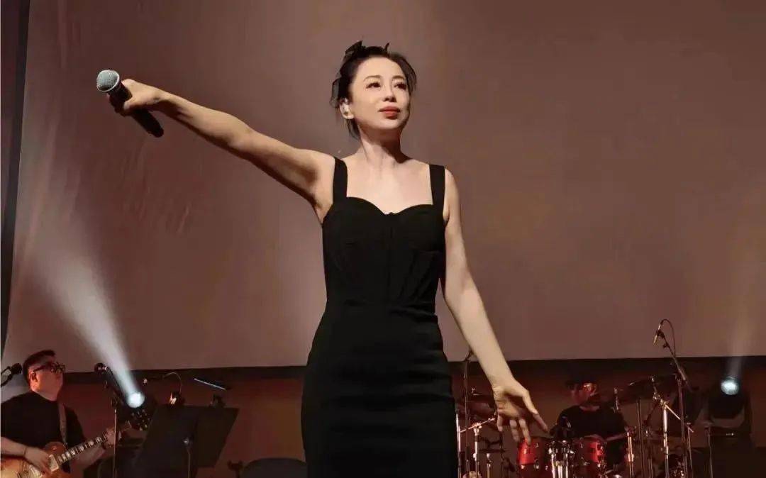 当"黄绮珊"邂逅"小霞,便是如诗般绮丽又深邃,如同一首读不完的诗篇.