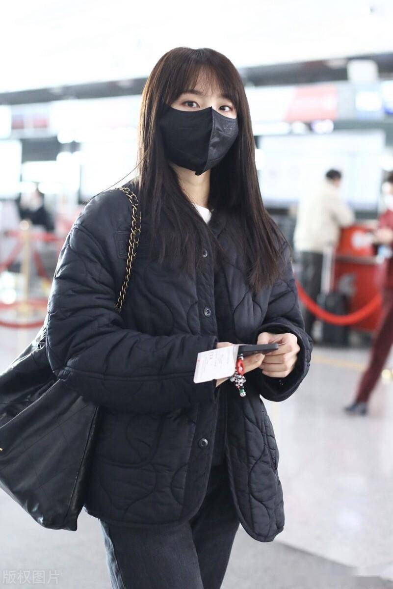 张佳宁一身黑现身机场 齐刘海长发造型梦回林北星
