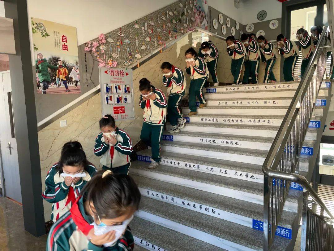 以一堂安全课,一次演练,一次参观等形式,深入牡丹江市立新实验小学