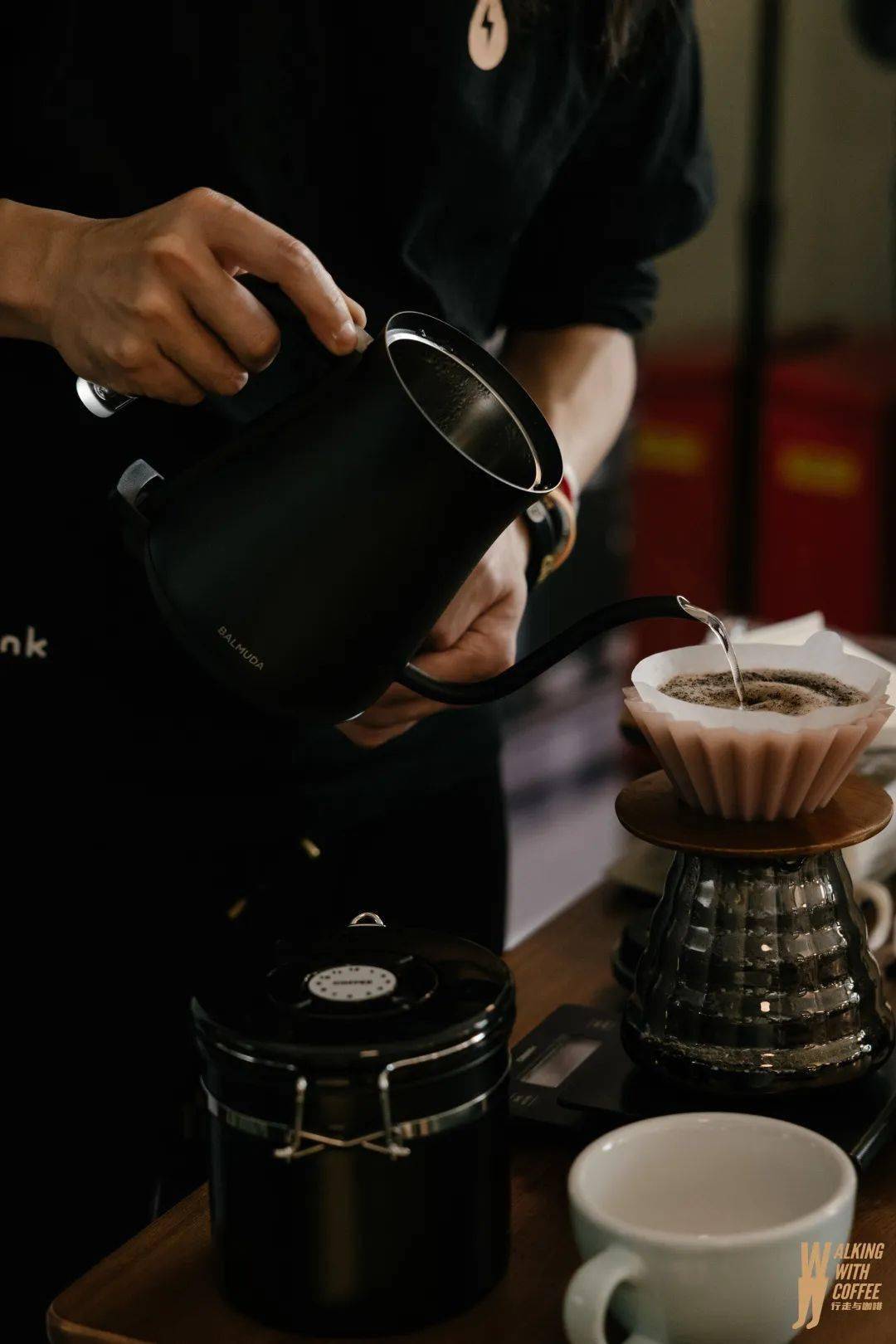日本手冲咖啡大师承认:ta冲的这杯咖啡更好喝_brew_the_康夫