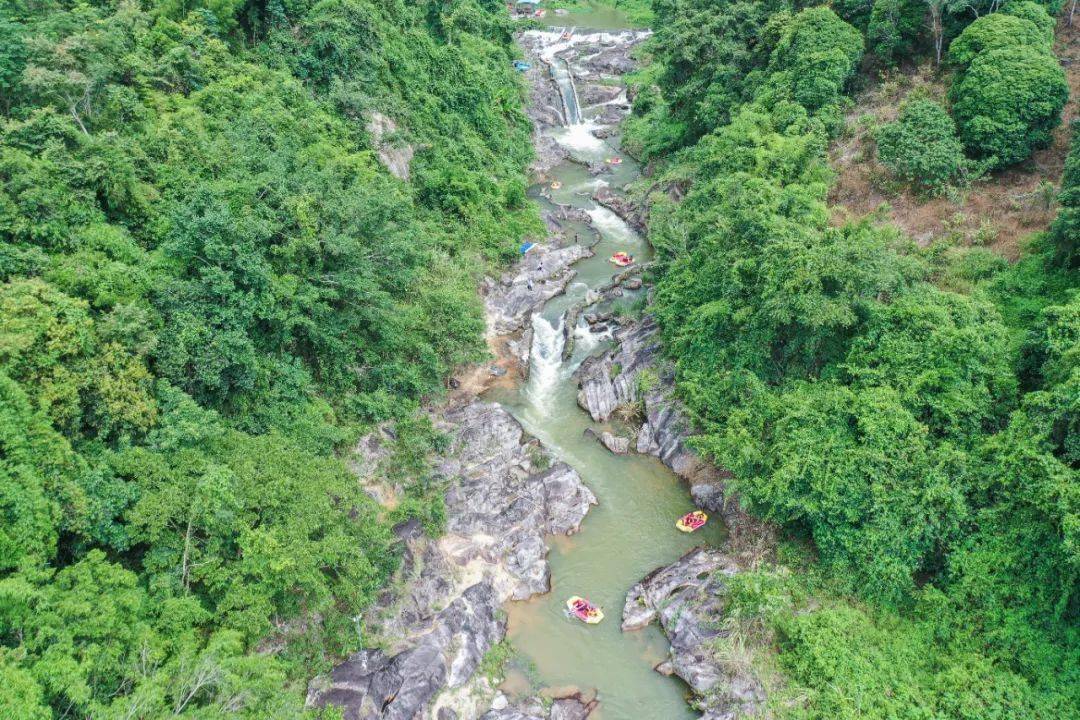 「水滿河熱帶雨林風景區」五指山水滿河熱帶雨林風景區依山而建,在