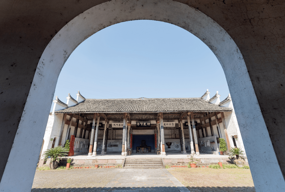 俞源家訓館位於俞氏宗祠第三進,分東,西廄房和寢廟三個部分,展館面積