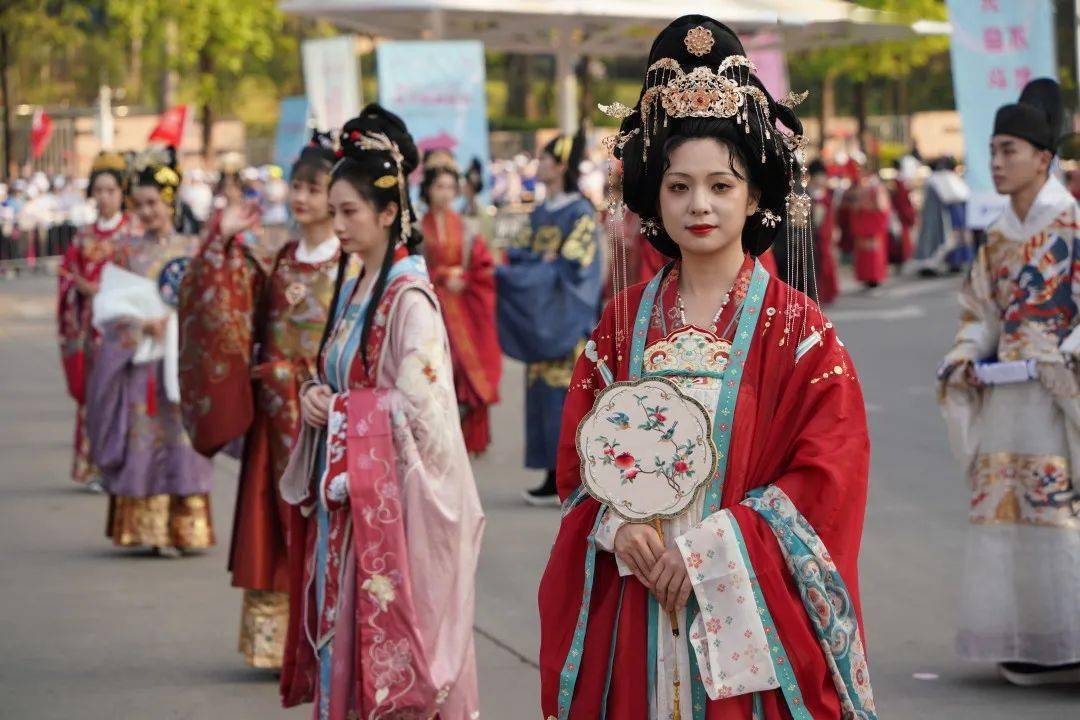 2023深圳女子时尚"微马"开跑!现场直击→_女性_跑道_华服