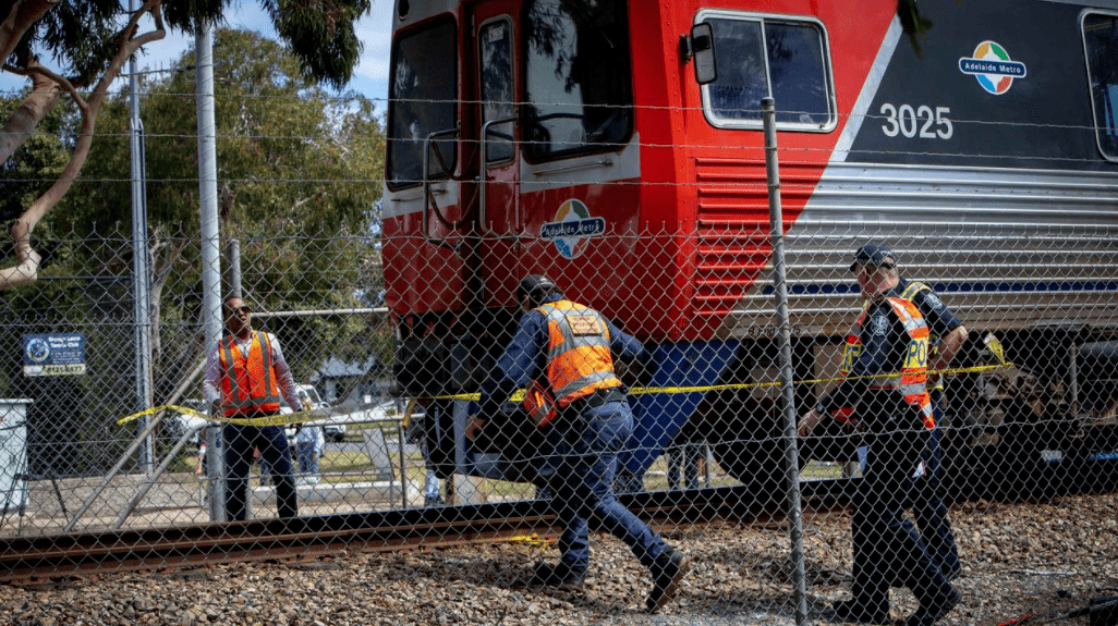 阿德老人被火车撞后死亡! 车撞树?严重车祸后道路封闭!